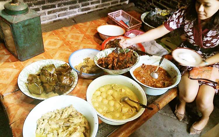 Tempat makan murah di Jogja - Gudeg Pawon