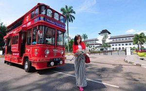 Info Terlengkap Bandung - Keliling Kota Bandung Di Atap Bus Bandros